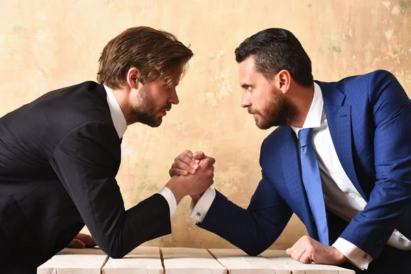 Concepto de rivalidad. Empresarios brazo de lucha libre. — Foto de Stock