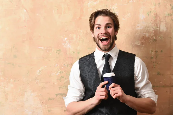 Café de la mañana, joven hombre de negocios feliz sosteniendo taza de papel — Foto de Stock