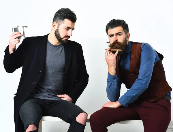 Két szakállas férfi, fehér, elegáns, bajuszos hipszter. — Stock Fotó