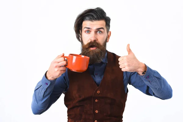 Homme barbu tenant tasse avec café, thé avec visage surpris — Photo