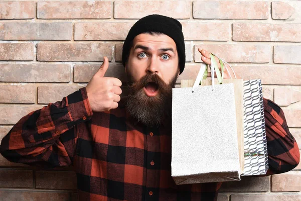 Bärtiger brutaler kaukasischer Hipster mit Schnurrbart hält Einkaufspakete in der Hand — Stockfoto
