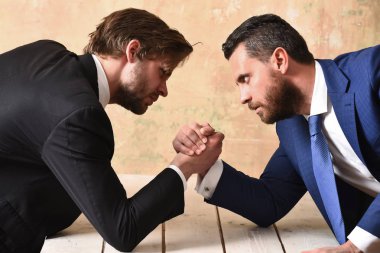 İş adamlarına muhalefet, bilek güreşi ve güç, iş durumu