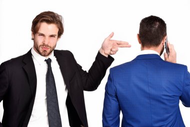 Taciz, sabotaj, silahlı adam meşgul iş adamlarını vuruyor.