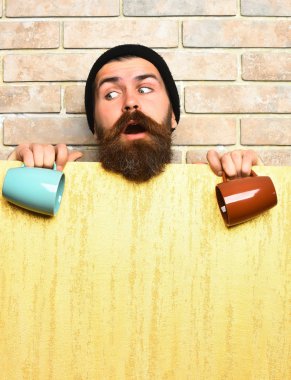 Kâğıt çarşaf ve fincanlarla vahşi beyaz hippi sakallı.