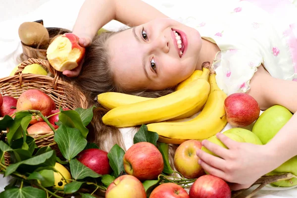 Exotische Früchte oder Sommer Hintergrund mit kleinen glücklichen Mädchen — Stockfoto