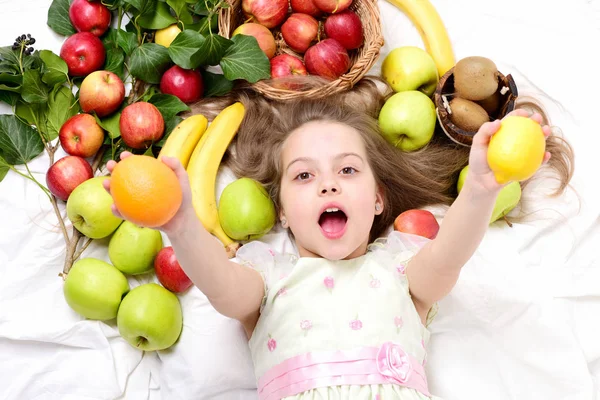 Exotische Früchte oder Sommer Hintergrund mit kleinen glücklichen Mädchen — Stockfoto