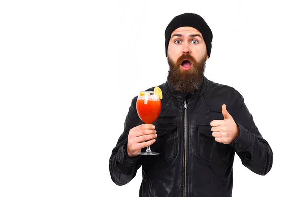 Brutale blanke hipster met alcoholische drank of verse cocktail — Stockfoto