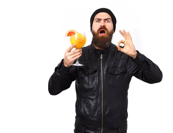 Brutale blanke hipster met alcoholische drank of verse cocktail — Stockfoto