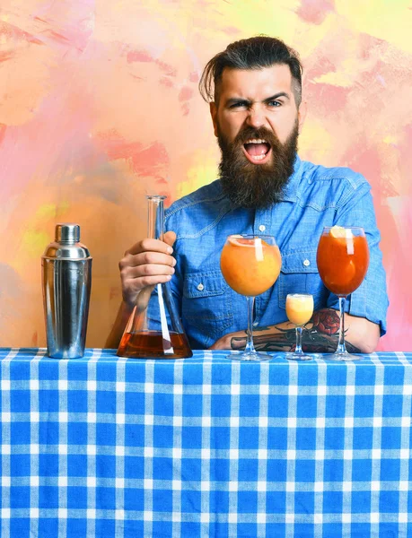 Βίαιος καυκάσιος hipster με αλκοολούχα κοκτέιλ και μπαρ πράγματα — Φωτογραφία Αρχείου
