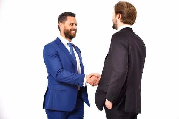Bărbați fericiți în jachetă țineți mâinile unul pe altul în strângere de mână — Fotografie, imagine de stoc