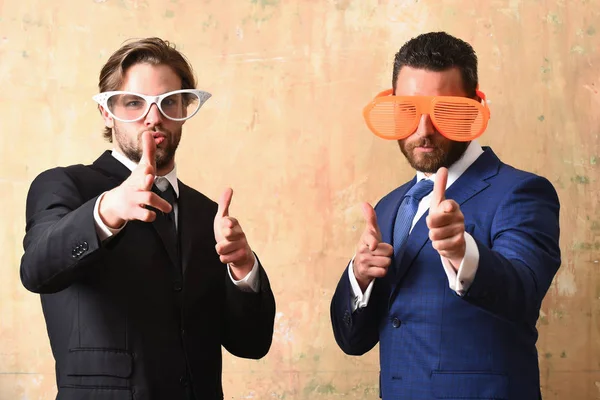 Hombres barbudos felices y serios con gafas de verano divertidas —  Fotos de Stock