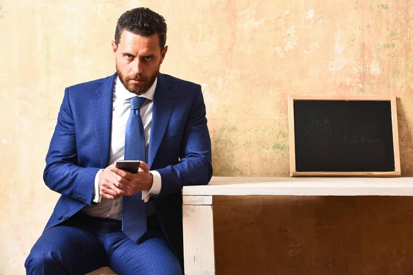 Hombre de negocios con smartphone y pizarra en la oficina de negocios — Foto de Stock
