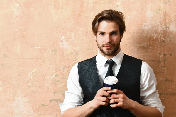 Café du matin, jeune homme d'affaires sérieux tenant tasse en papier — Photo