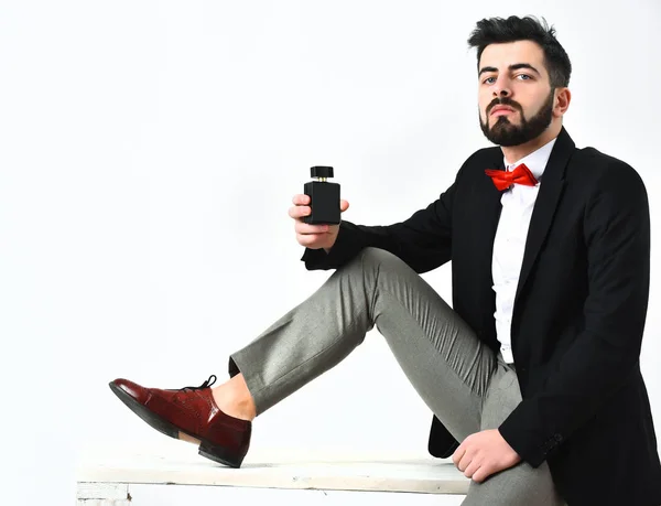 Hombre barbudo, hipster caucásico con bigote sosteniendo frasco de perfume —  Fotos de Stock