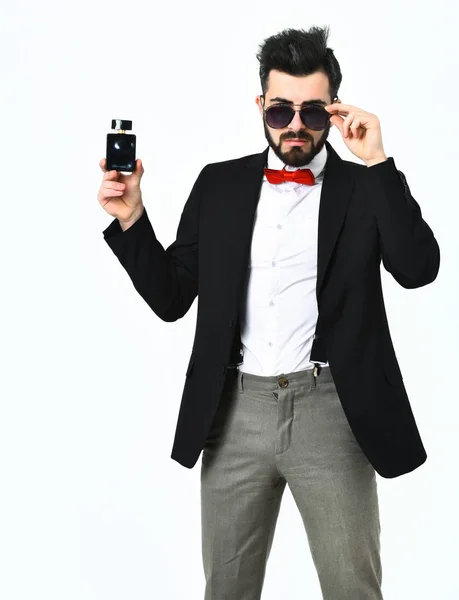 Bärtiger Mann, kaukasischer Hipster mit Schnurrbart, Sonnenbrille und Parfümflasche — Stockfoto