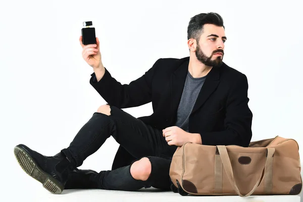 Bärtiger Mann, kaukasischer Hipster mit Schnurrbart und Parfümflasche — Stockfoto