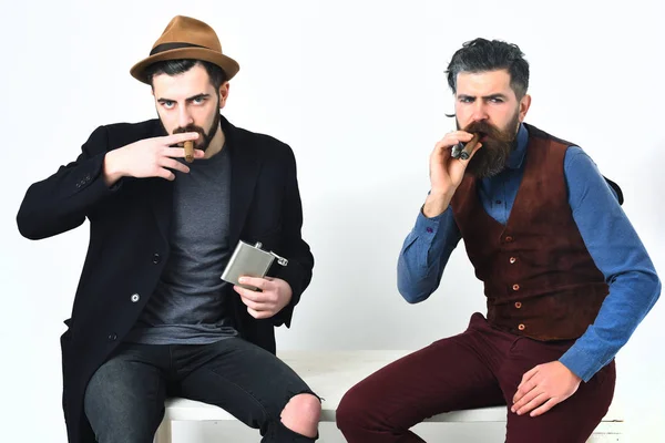Дві бородаті чоловіки, кавказькі стильні хіпстери з вусами — стокове фото