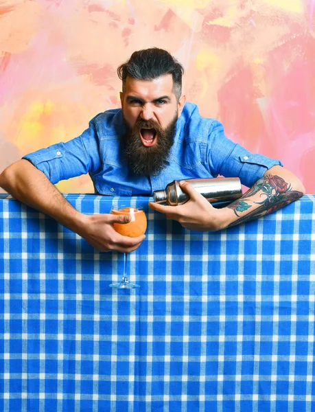 Brutal caucasian hipster doing tropical alcohol fresh cocktail — Stock Photo, Image