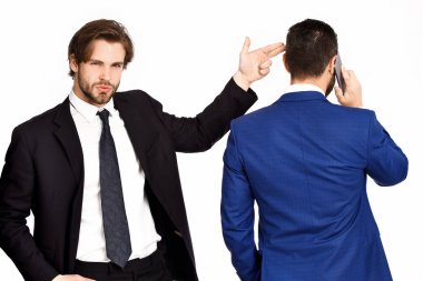 Taciz, sabotaj, silahlı adam meşgul iş adamlarını vuruyor.