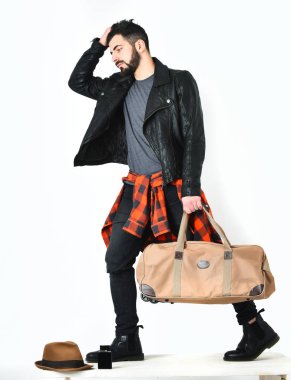 Sakallı adam, beyaz hippi bıyıklı şık çantalı.