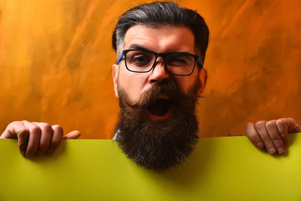 Hombre barbudo, brutal hipster caucásico con bigote en gafas — Foto de Stock