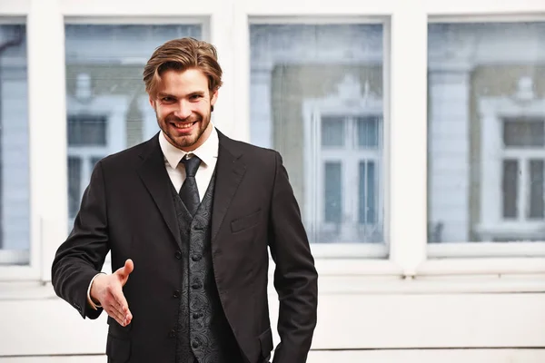 Férfi felajánlja együttműködés boldog arc fekete kabát, nyakkendő — Stock Fotó