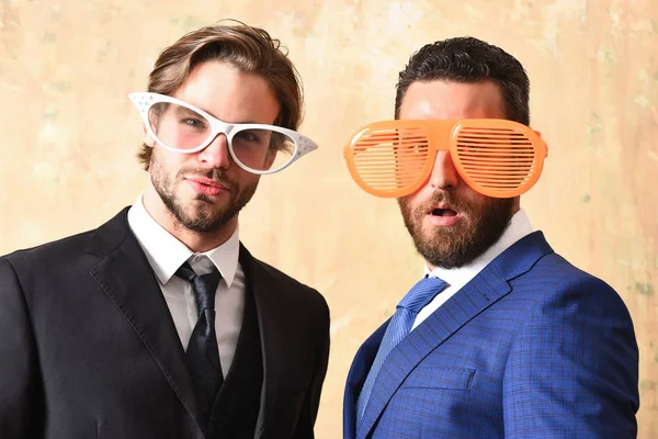Komik gözlükleri olan yakışıklı sakallı iş adamları. — Stok fotoğraf