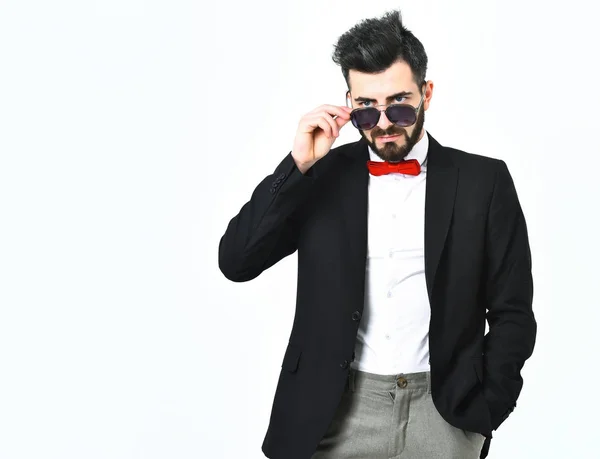 Bärtiger Mann, kaukasischer Hipster mit Schnurrbart und Sonnenbrille — Stockfoto