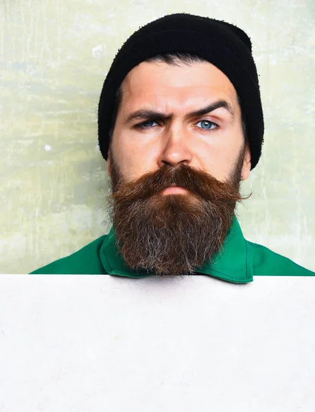 Hombre barbudo posando sobre fondo de pared de estudio — Foto de Stock