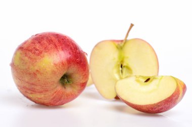 su damla üzerinde beyaz izole Kırmızı elma