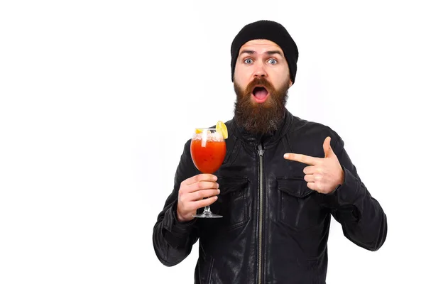 Brutale blanke hipster met alcoholische drank of verse cocktail — Stockfoto