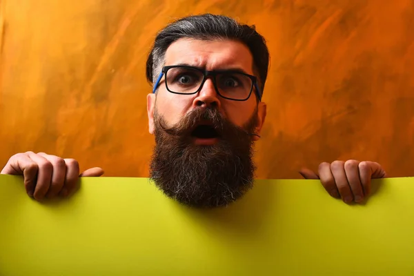 Homme barbu, brutal hipster caucasien avec moustache dans les lunettes — Photo