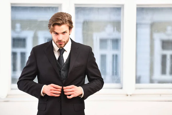 Άνδρας ή επιχειρηματίας με σοβαρό πρόσωπο σε μαύρο σακάκι, γραβάτα — Φωτογραφία Αρχείου