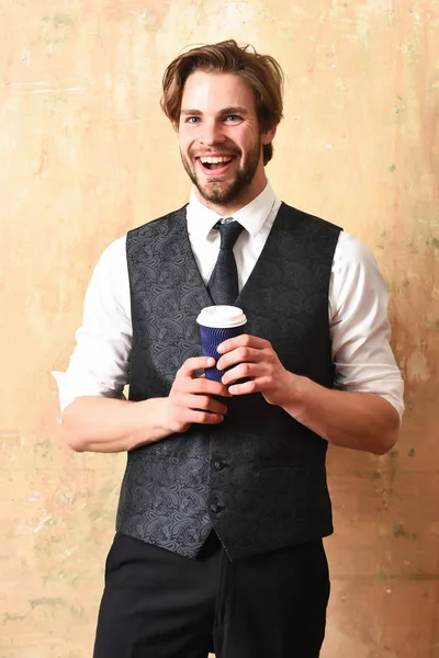 Tasse en papier de café en main de l'homme d'affaires en costume — Photo