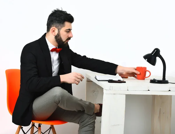 Hombre barbudo, hipster caucásico con bigote en mesa de madera blanca — Foto de Stock