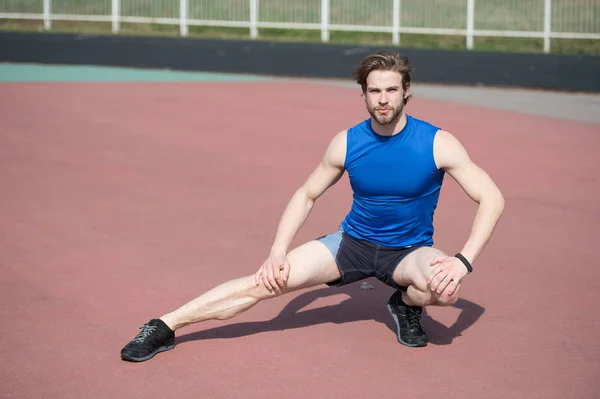 Atlético barbudo hombre con cuerpo muscular estiramiento en correr tr — Foto de Stock