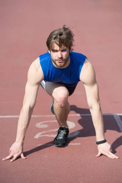 Athletischer bärtiger Mann mit muskulösem Körper, der sich beim Laufen dehnt — Stockfoto