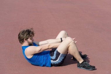 kas vücut egzersizleri abdo için yapıyor atletik sakallı adam