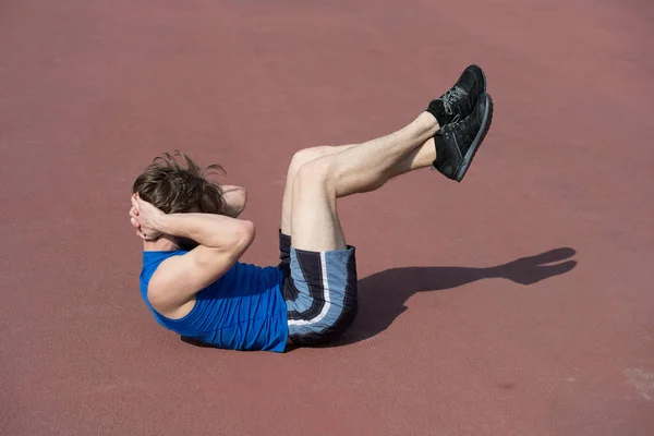 Atlético barbudo hombre con cuerpo muscular haciendo ejercicios para abdo — Foto de Stock