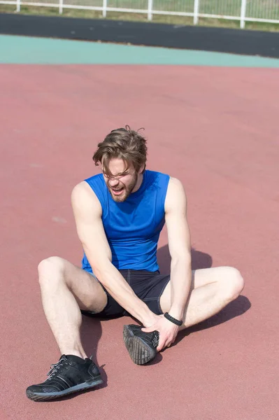 Coureur blessé sur la piste de course sentir la douleur de jambe cassée — Photo