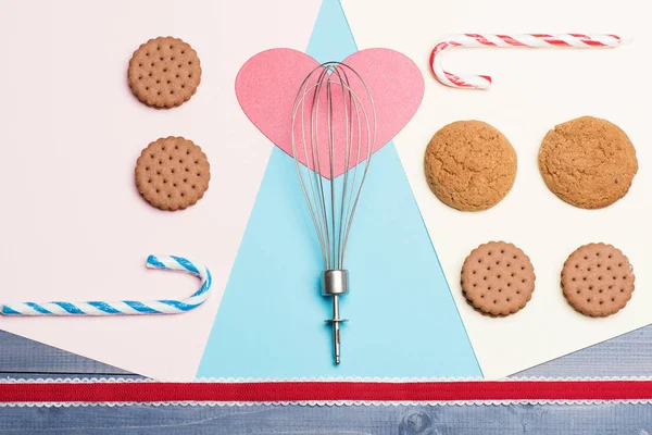 Cookies e coração rosa — Fotografia de Stock