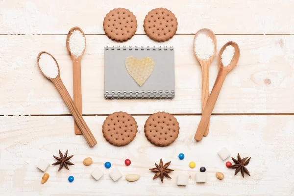 Colheres de madeira e biscoitos composição vintage no fundo claro — Fotografia de Stock