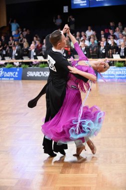 Alman Açık Şampiyonası 'nda Grand Slam Standart sırasında dans eden kimliği belirsiz bir çift.