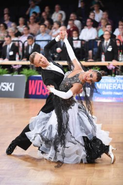 Alman Açık Şampiyonası 'nda Grand Slam Standart sırasında dans eden kimliği belirsiz bir çift.