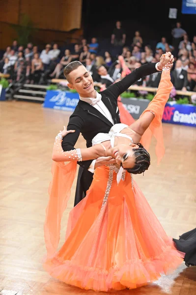 जर्मन ओपन चैम्पियनशिप में ग्रैंड स्लैम स्टैंडआर्ट के दौरान एक नृत्य पोस में एक अज्ञात नृत्य जोड़ी — स्टॉक फ़ोटो, इमेज