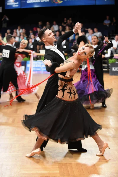 Um casal de dança não identificado em uma pose de dança durante o Grand Slam Standart no Campeonato Aberto Alemão — Fotografia de Stock