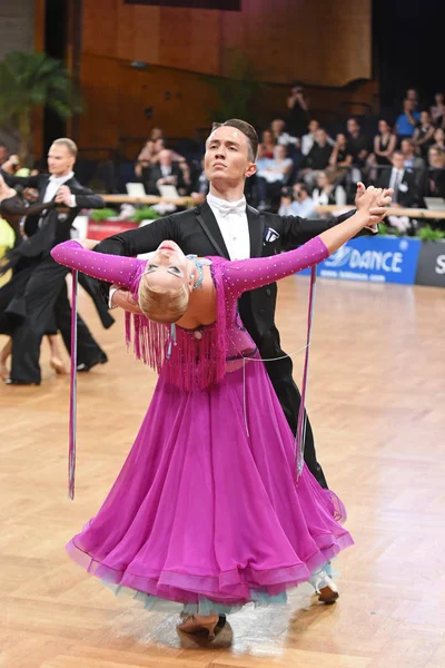 Una pareja de baile no identificada en una pose de baile durante el Grand Slam Standart en el Campeonato Abierto de Alemania — Foto de Stock