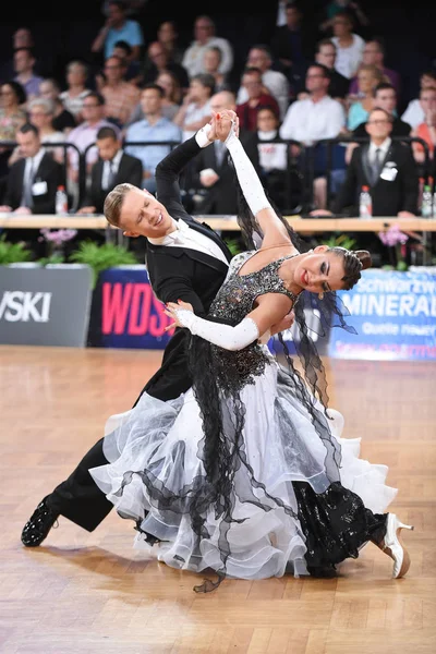 Alman Açık Şampiyonası 'nda Grand Slam Standart sırasında dans eden kimliği belirsiz bir çift.