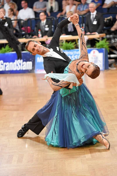 Niezidentyfikowana para taneczna w pozycji tanecznej podczas Grand Slam Standart na German Open Championship — Zdjęcie stockowe