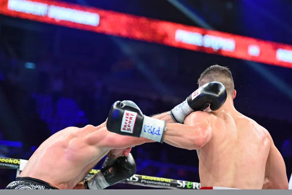 Ein unbekannter Boxer im Ring während des Kampfes um Ranglistenpunkte — Stockfoto